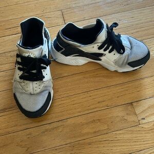Nike Huraches black/white size 7 Youth Oreo